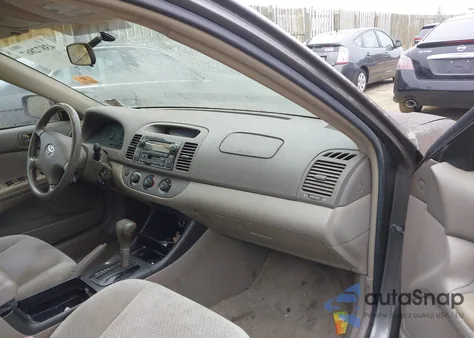 2004 Toyota Camry Le z USA, uszkodzony, nr VIN 4T1BE32K74U893868